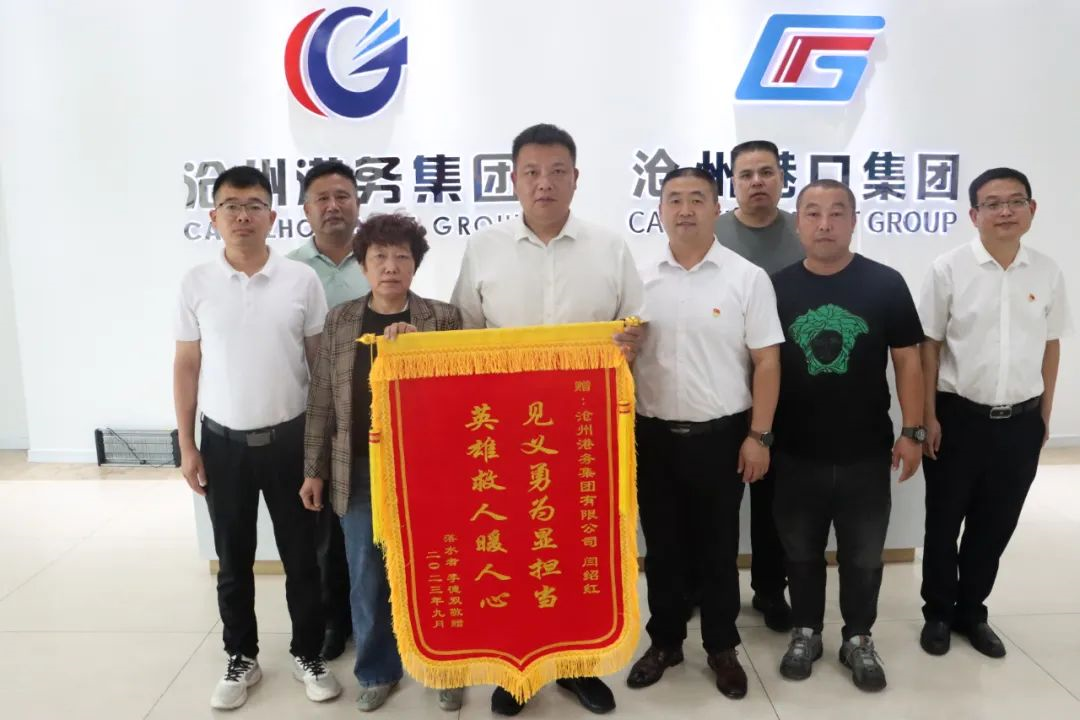他刚把被困的夫妻二人救出，汽车就沉入水底