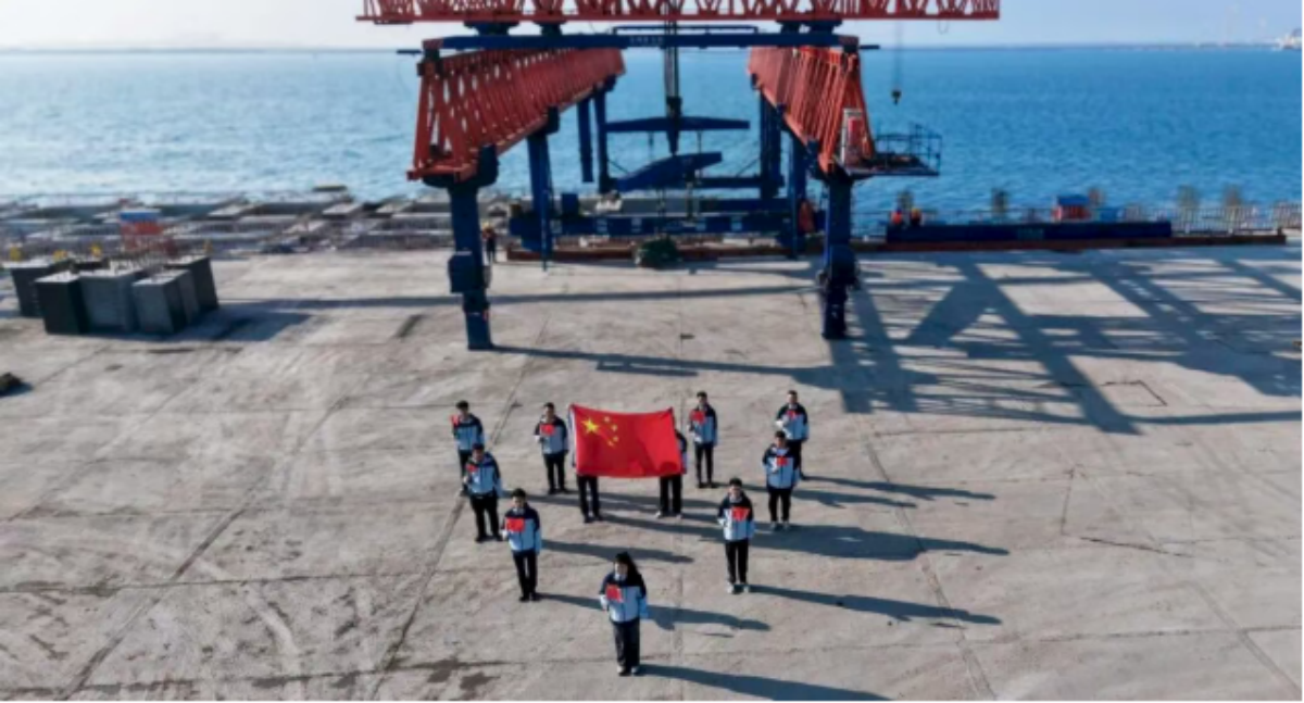 我和国旗合张影丨每一张合影，都是一封写给祖国的情书