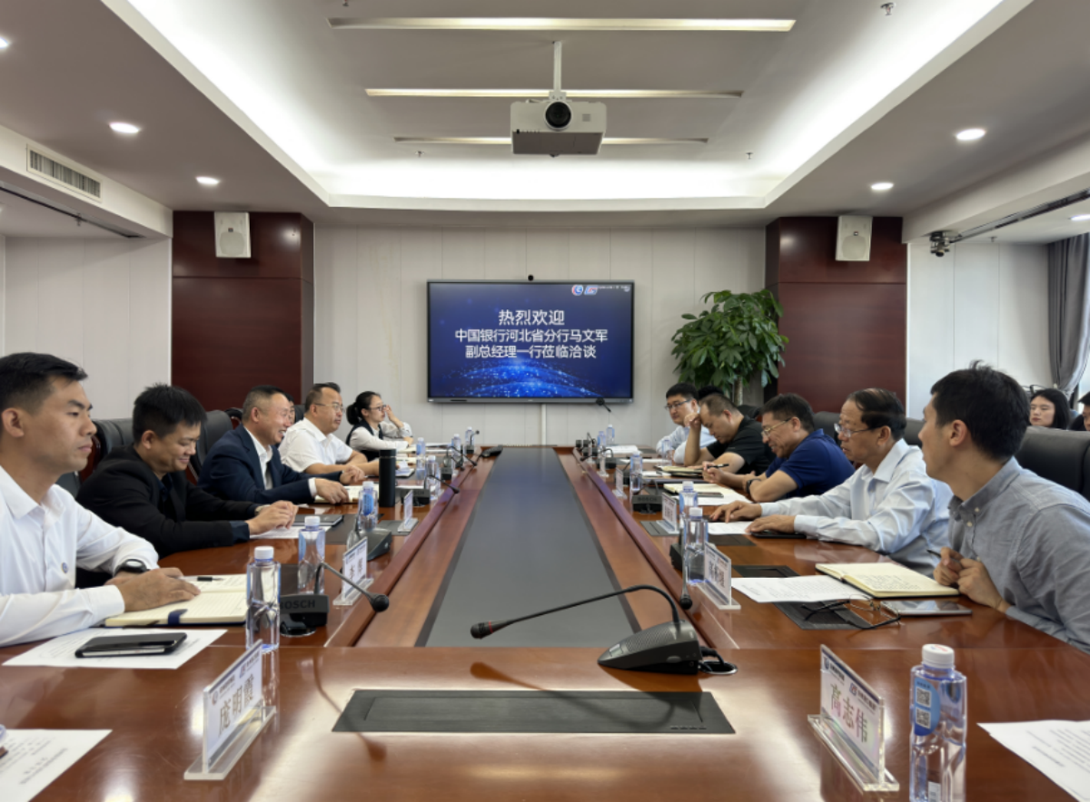 王宝辉与中国银行河北省分行公司部副总经理马文军洽谈合作