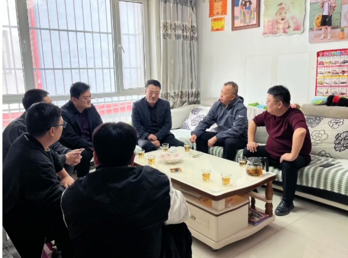 集团工会到定点帮扶村走访慰问驻村工作队员及家属