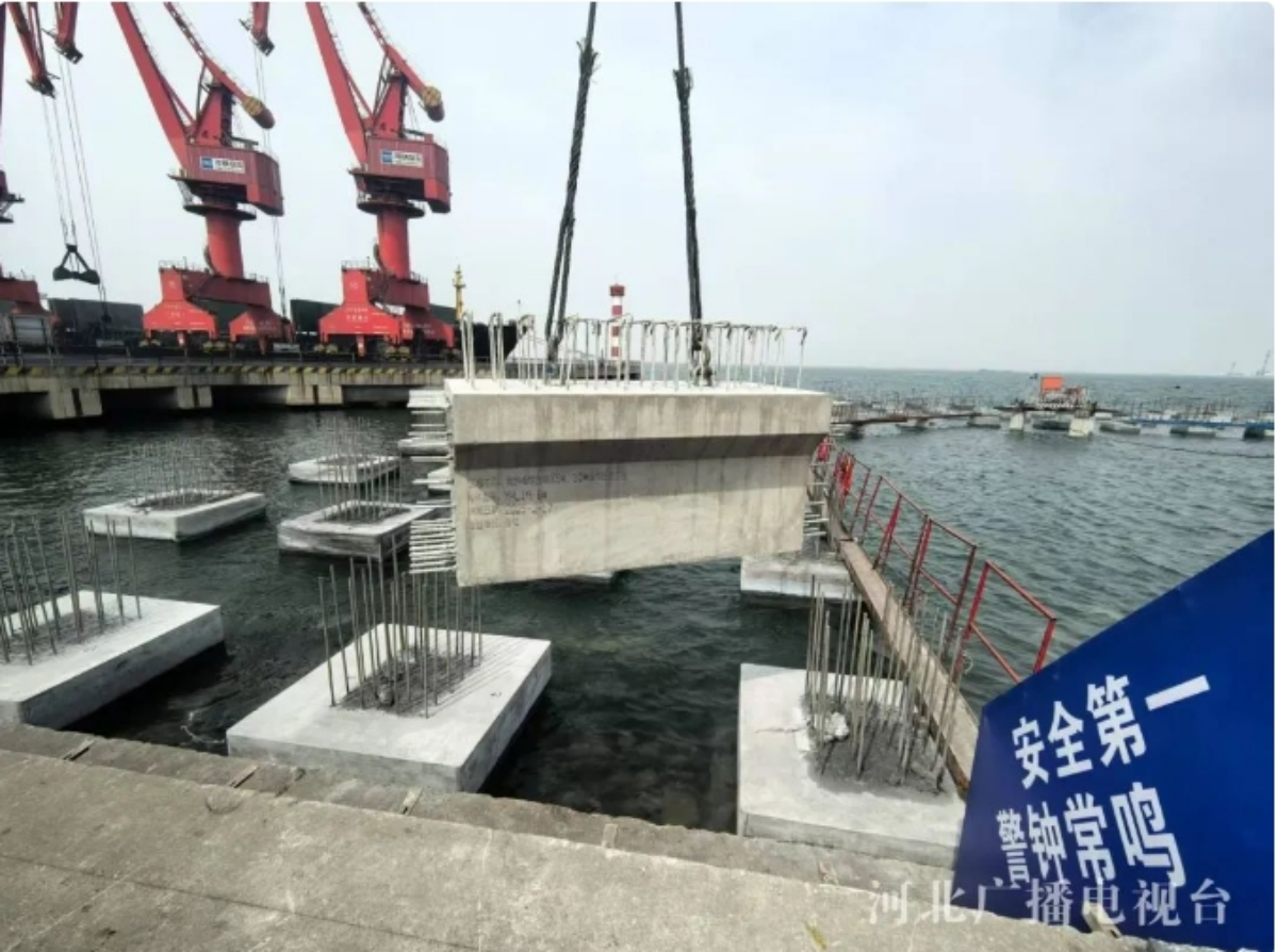 沧州黄骅港综合港区9号10号通用泊位项目完成首榀预制横梁安装