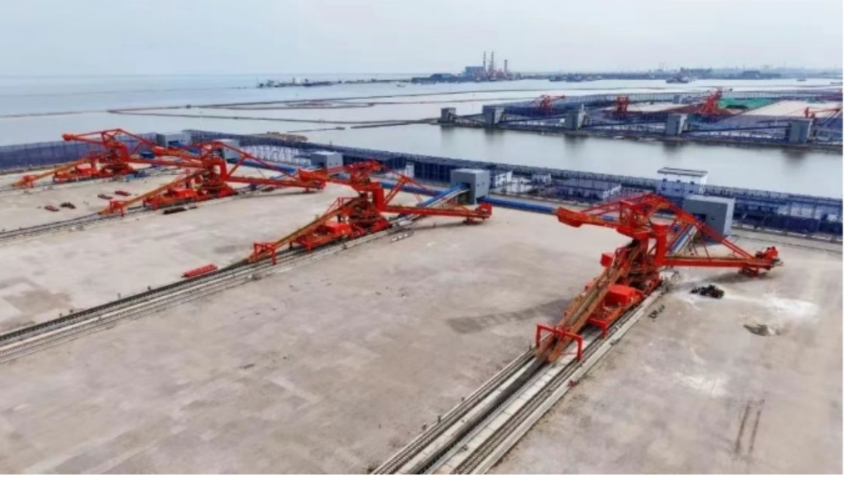 沧州黄骅港大宗散货码头矿粉堆场顺利完工