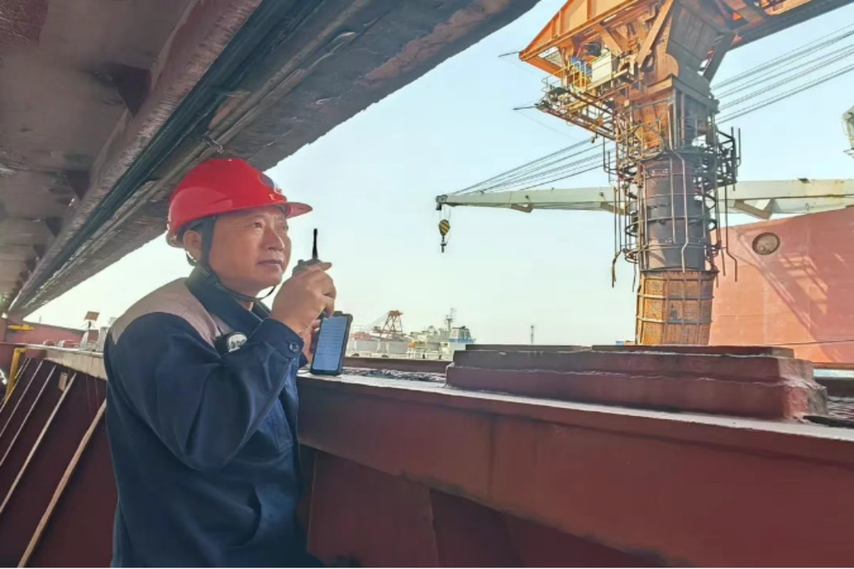 烈日“烤”验下的“码头人”