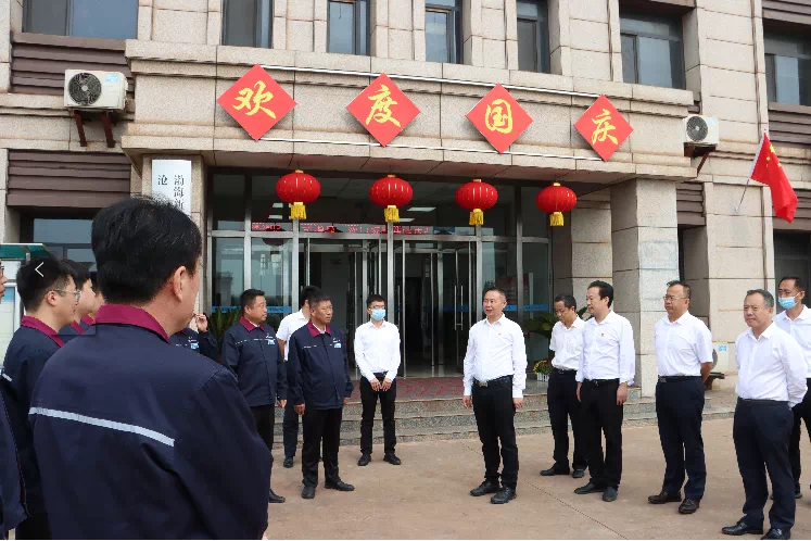 王宝辉董事长走访慰问一线干部职工